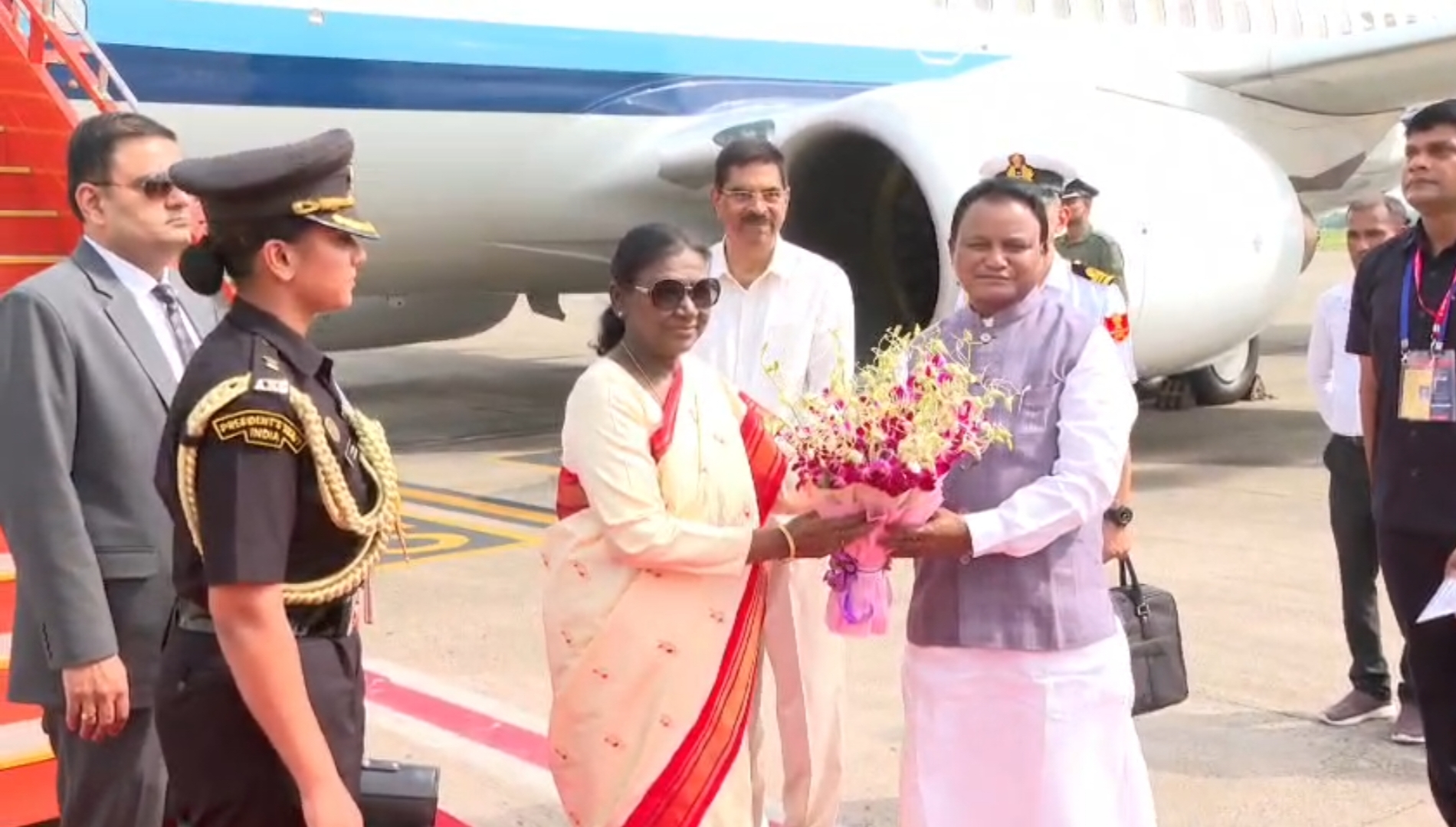 ଭୁବନେଶ୍ୱର ବିମାନବନ୍ଦରରେ ରାଷ୍ଟ୍ରପତି ଦ୍ରୌପଦୀ ମୁର୍ମୁଙ୍କୁ ଭବ୍ୟ ସ୍ୱାଗତ; ପାଛୋଟି ନେଲେ ରାଜ୍ୟପାଳ ଓ ମୁଖ୍ୟମନ୍ତ୍ରୀ