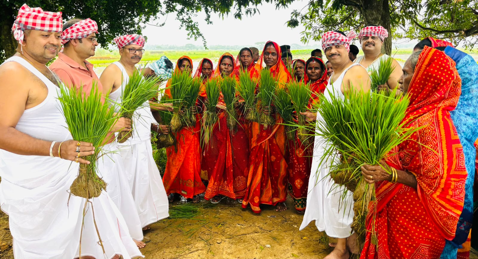 ରୋଟାରୀ କ୍ଲବ ଭୁବନେଶ୍ୱର ତୋଷାଳି ପକ୍ଷରୁ ବେଣୁପୁରର ଗରିବ ଚାଷୀଙ୍କୁ ଧାନ ତଳି ଓ ଶାଢ଼ୀ ବଣ୍ଟନ
